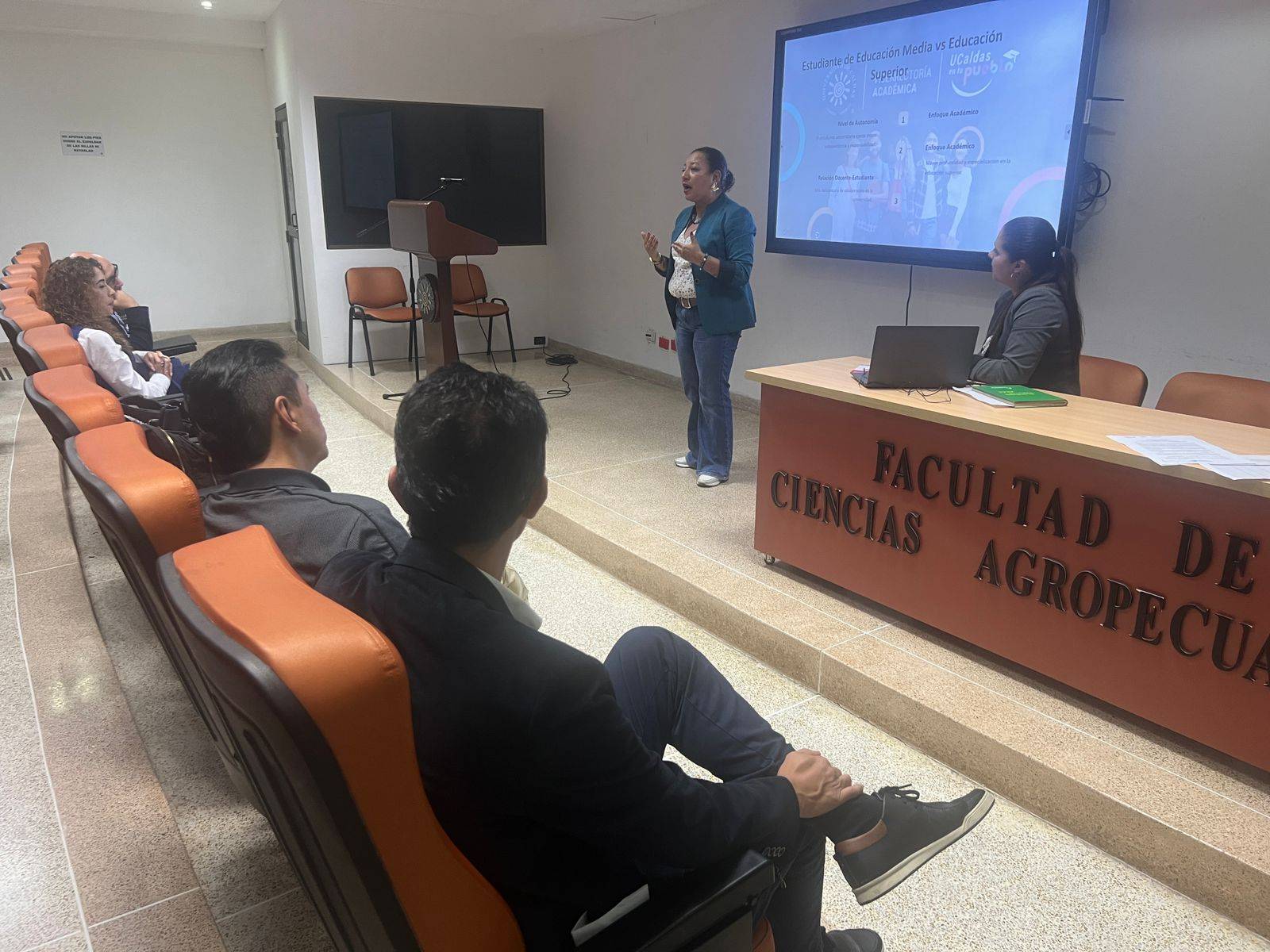 Imagen del encuentro de docentes durante socialización del programa U. de Caldas en tu pueblo.