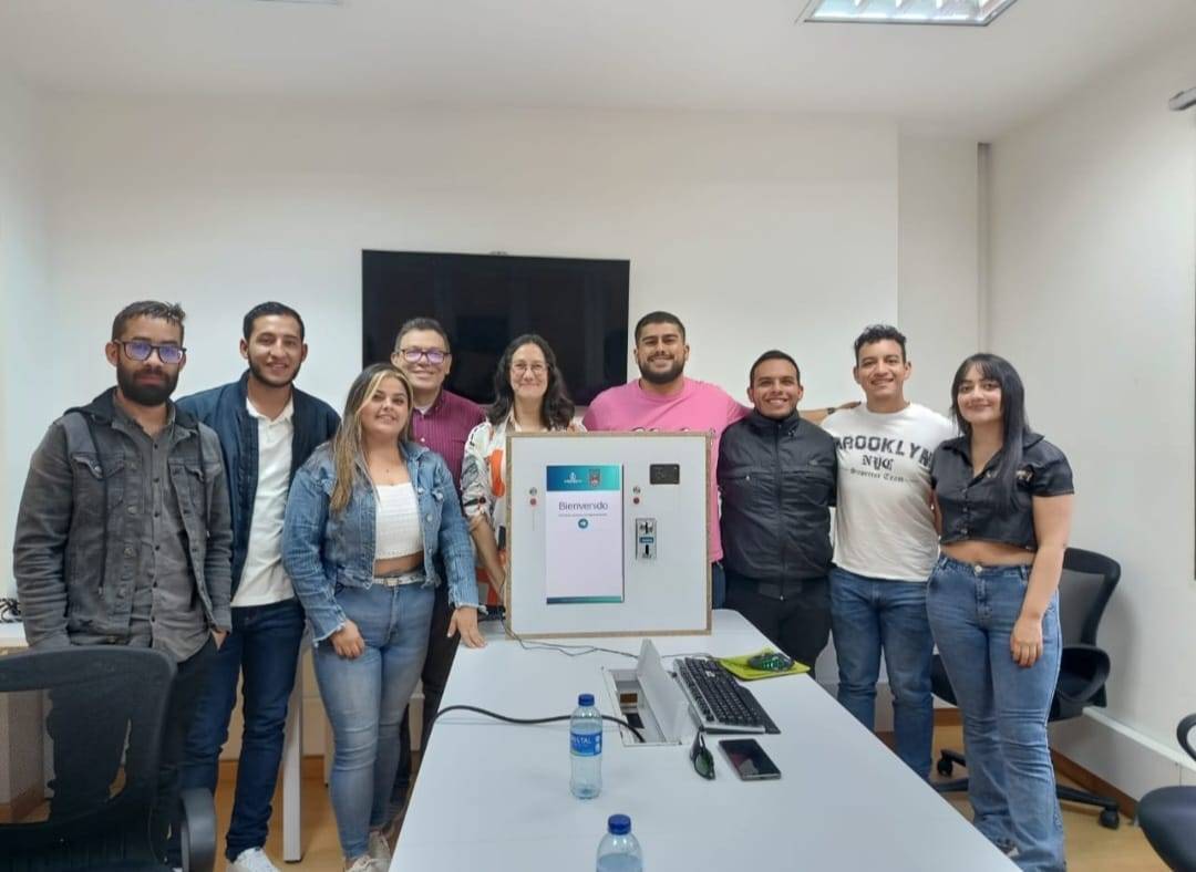 Imagen del equipo de estudiantes que crearon solución automatizada de recarga de tarjetas del Cable Aéreo de manizales.