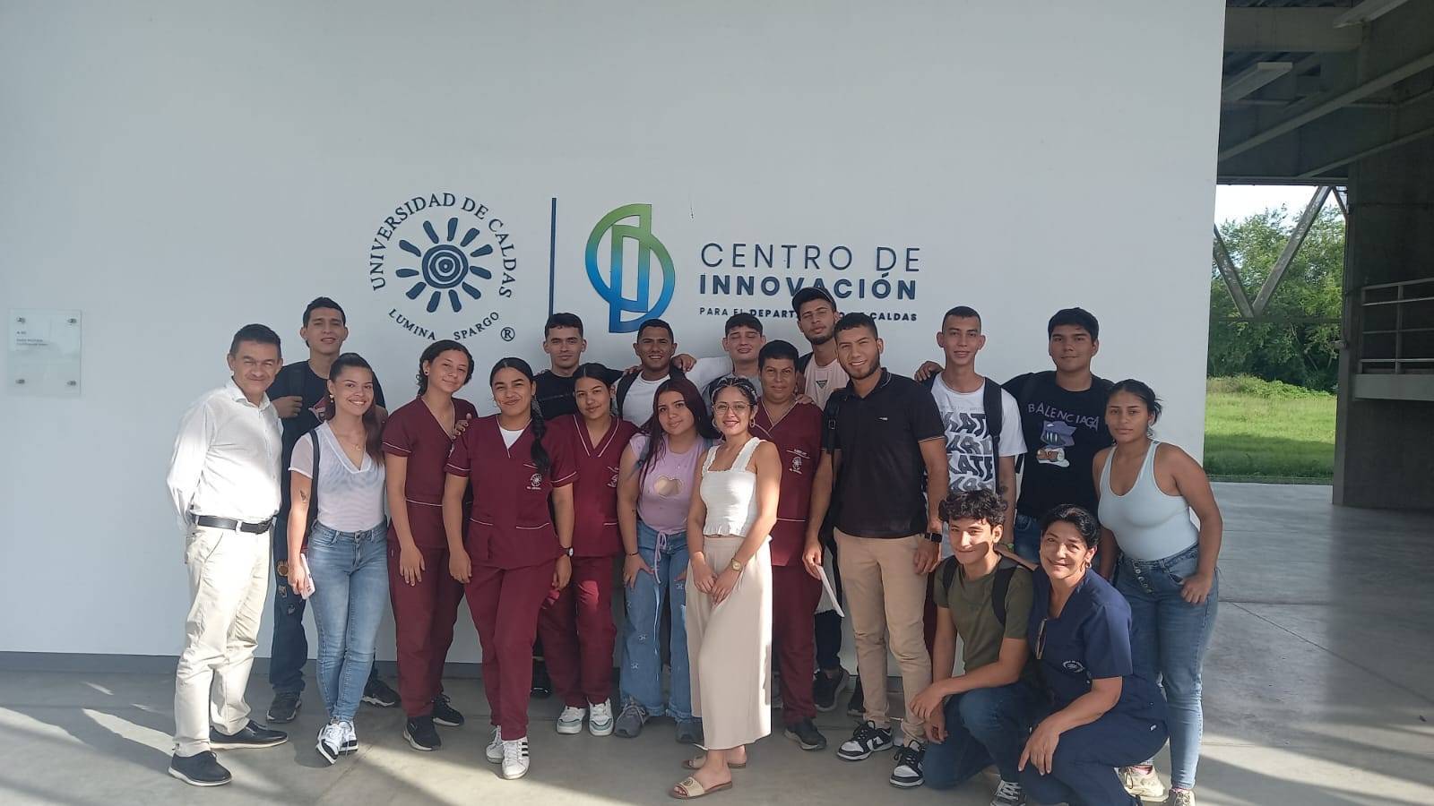 Estudiante de México en pasantía por la Sede de La Dorada . En la imagen se aprecia a la estudiante mexicana en compañía de su equipo de compañeros de investigación en la Dorada, una de las sedes de la U. de Caldas.