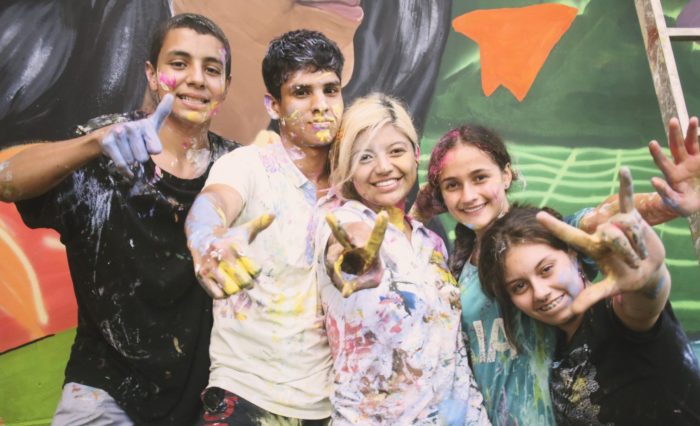 Imagen de jóvenes artistas que hacen parte del proyecto Voces de Recuperación, apoyado por MinCiencias, con el fin de conocer las estrategias de comunidades vulnerables para sobrellevar y superar fenómenos como la pandemia del COVID 19, el conflicto armado y la pobreza, entre otros.