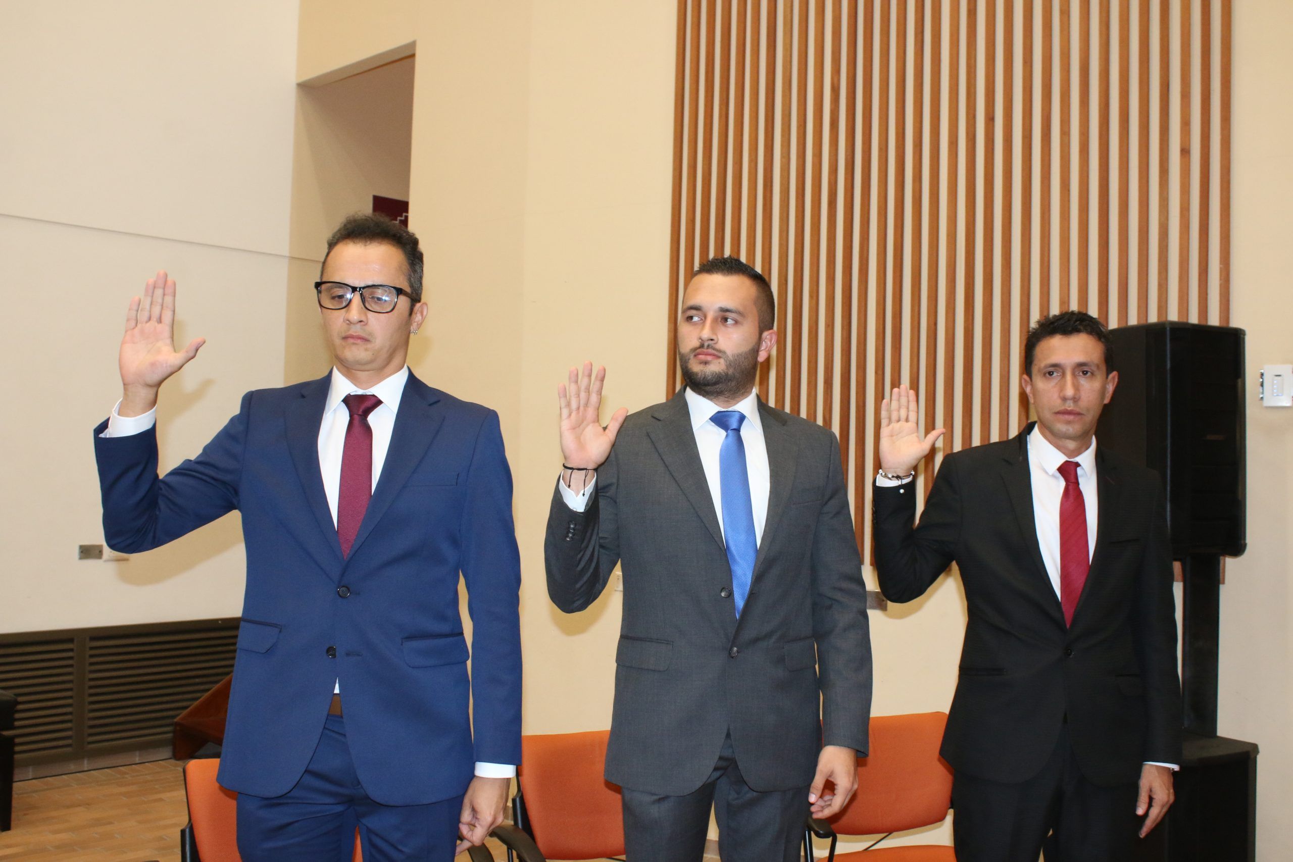 Tres funcionarios se posesionan en la U. de Caldas para fortalecer la proyección, la innovación y el acceso a una educación de calidad. En la imagen se ven los tres funcionarios que tomaron posesión.