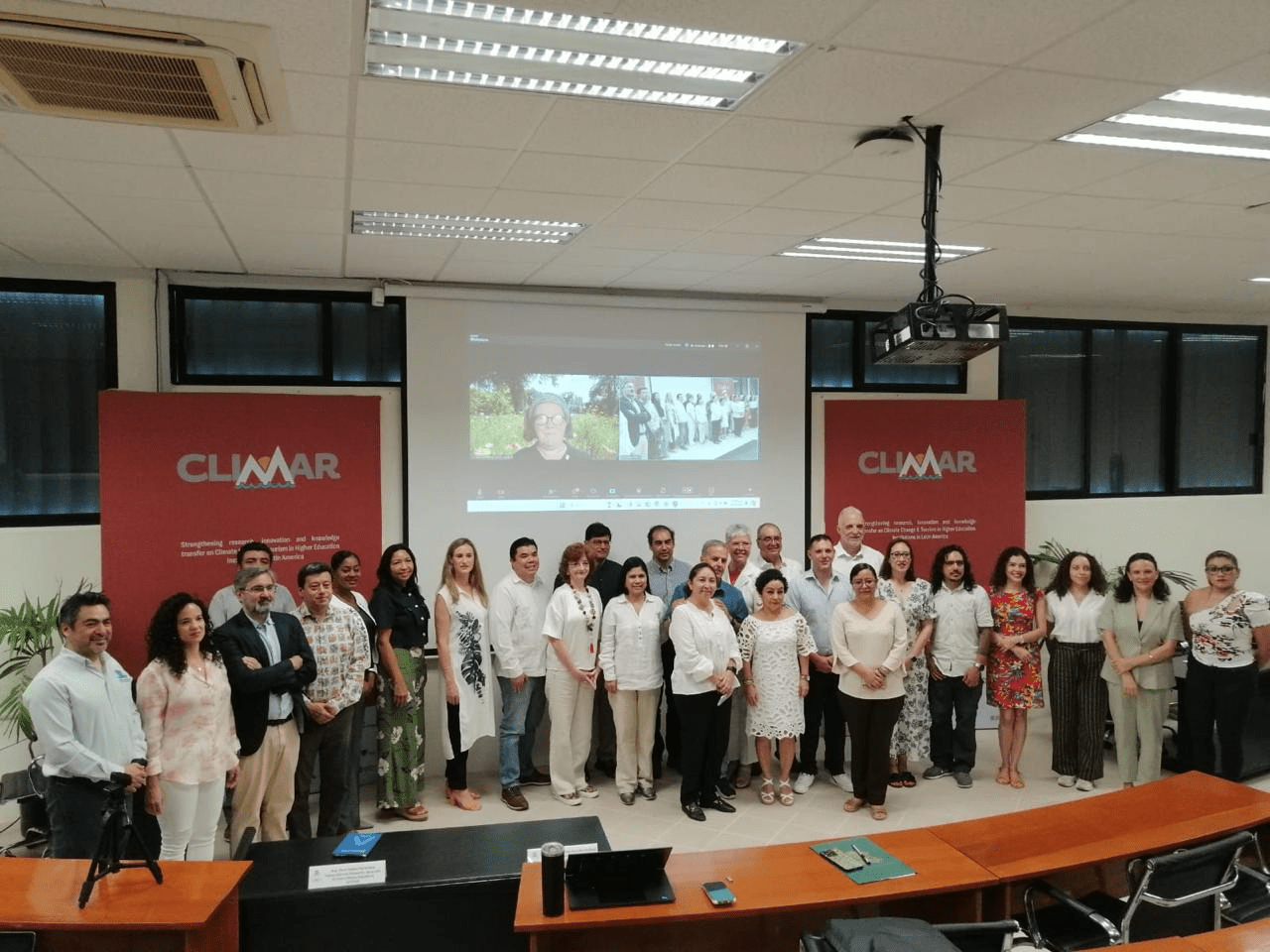 Universidad de Caldas participa en la capacitación del proyecto CLIMAR en la Universidad de Quintana Roo, México. En la imagen se aprecia una foto grupal de los participantes.