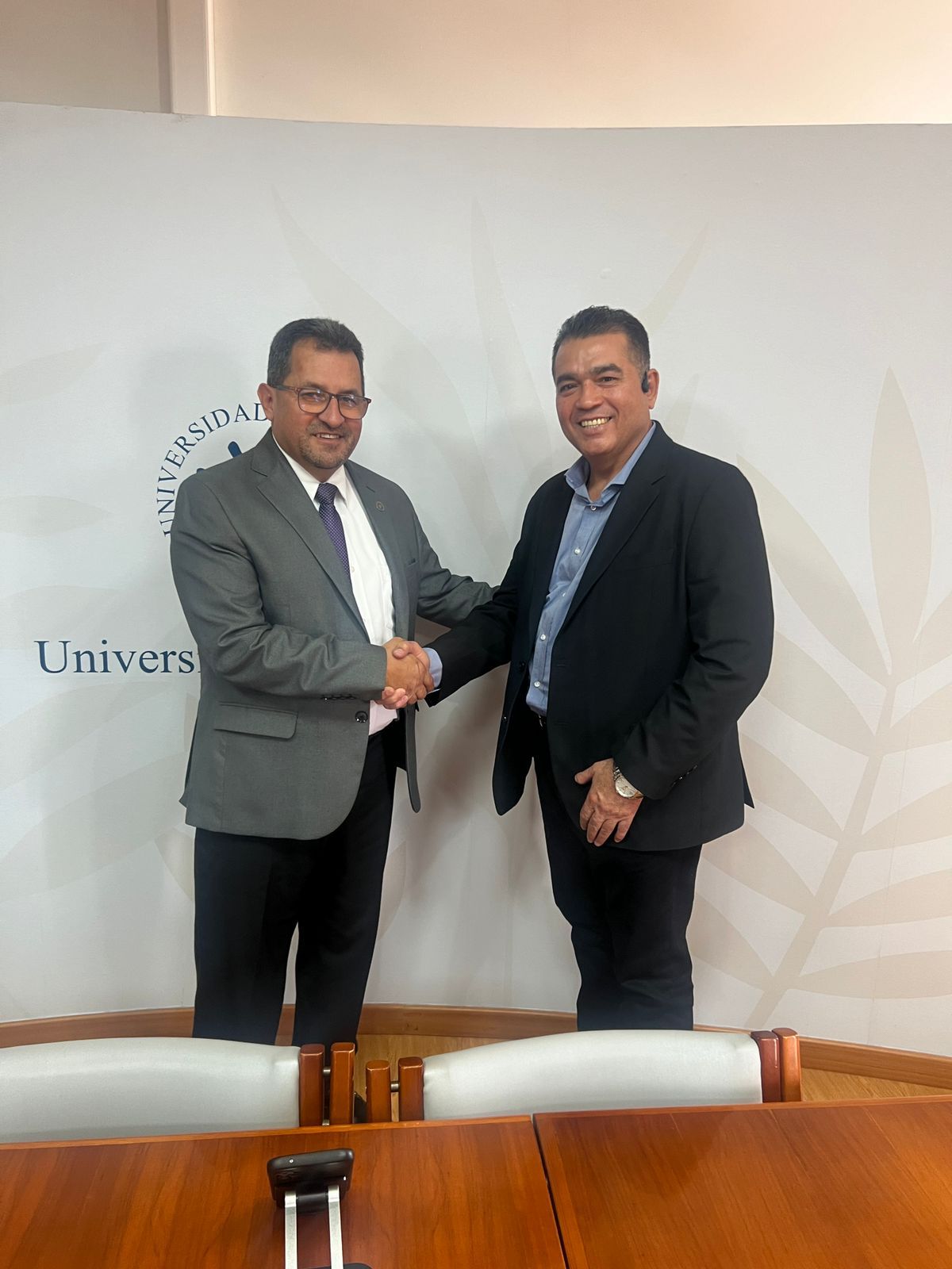 Universidad de Caldas y el Instituto Nacional de Formación Técnica Profesional "Humberto Velásquez García" se unen para brindar educación superior en la región. En la imagen se ven los rectores de ambas instituciones, tras firma del convenio.