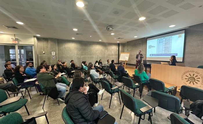 Investigadores de la U. de Caldas se preparan para cumplir con calidad los nuevos indicadores de medición de MinCiencias. En la imagen se aprecia la reunión donde se socializaron los cambios en el modelo de medición de MinCiencias.