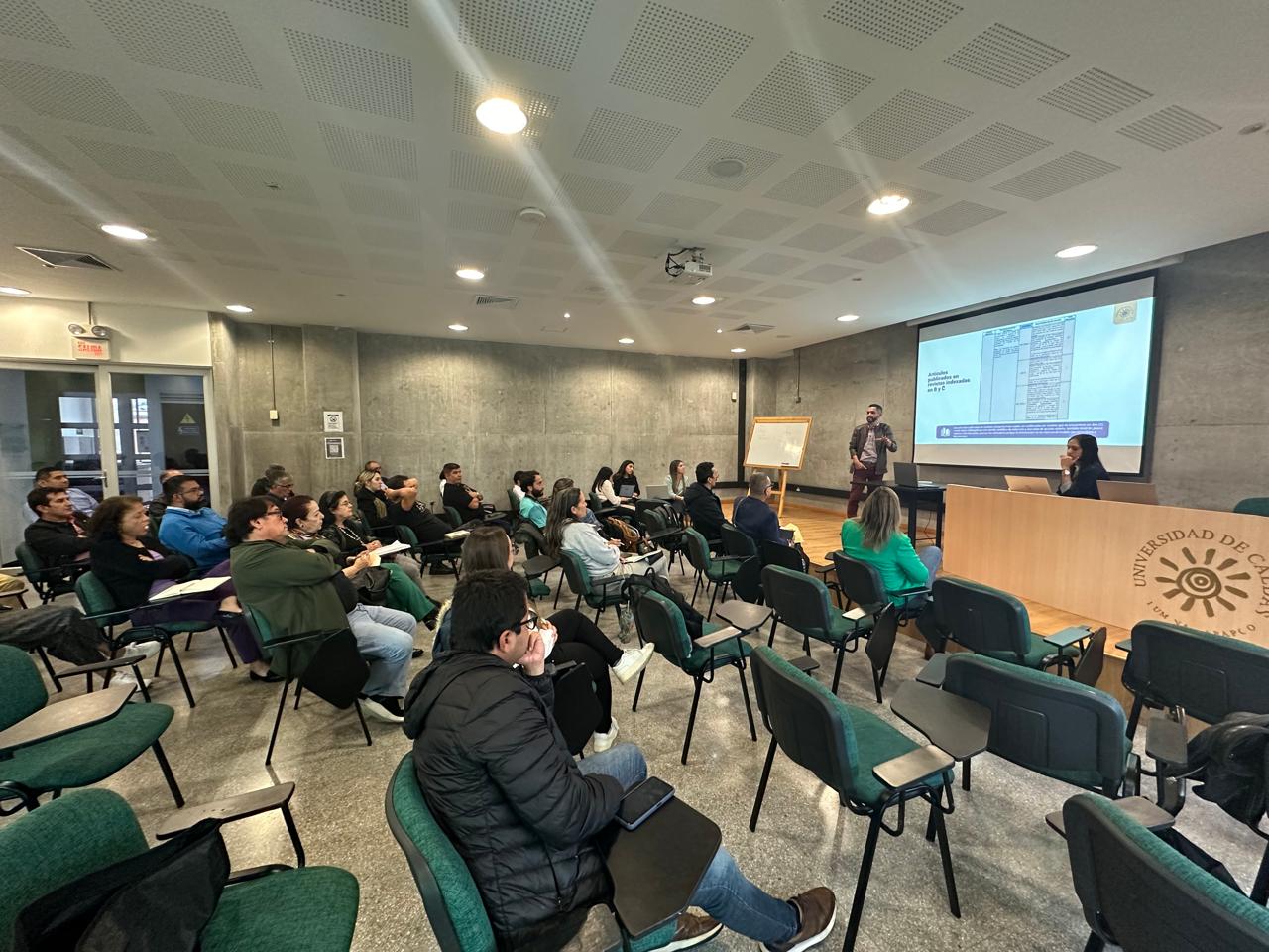 Investigadores de la U. de Caldas se preparan para cumplir con calidad los nuevos indicadores de medición de MinCiencias. En la imagen se aprecia la reunión donde se socializaron los cambios en el modelo de medición de MinCiencias.