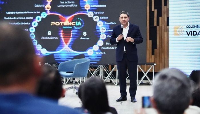 potencia MinTic, Gobernación y Universidad de Caldas, en alianza para desarrollo de Centros Potencia Digital en Caldas. en la imagen se observa al ministro de las TICS en conferencia.
