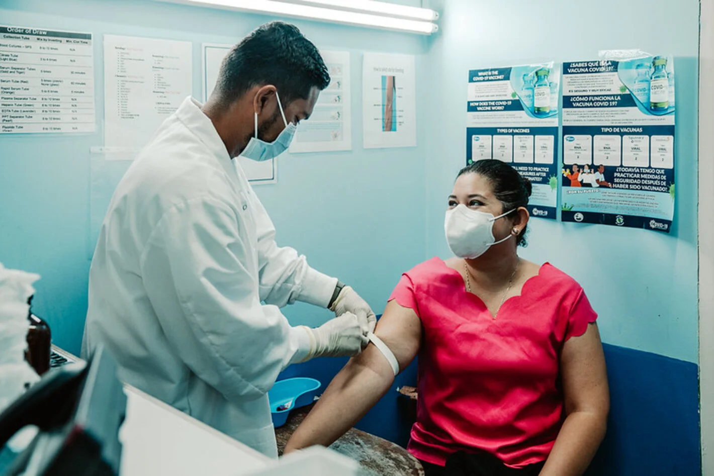 Abiertas las inscripciones para Curso de Equipos Básicos de Atención Primaria en Salud. La imagen es alusiva a la salud pública. se Observa un médico tomándole la presión a una paciente.
