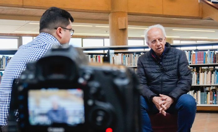 Visita de viceministro de las Culturas, las Artes y los Saberes tuvo sonidos de paz. En la imagen se aprecia al Viceministro sentado dando una entrevista.