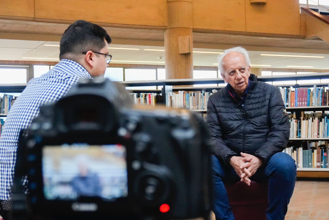 Visita de viceministro de las Culturas, las Artes y los Saberes tuvo sonidos de paz. En la imagen se aprecia al Viceministro sentado dando una entrevista.