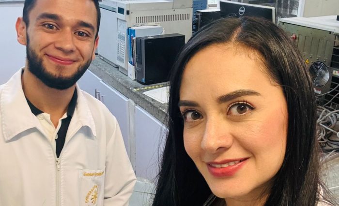 En la U de Caldas inventan bioplástico con cáscara de naranja Valencia. Alternativa renovable a los plásticos convencionales. En la imagen se observa a dos de los investigadores que participan en este proyecto.