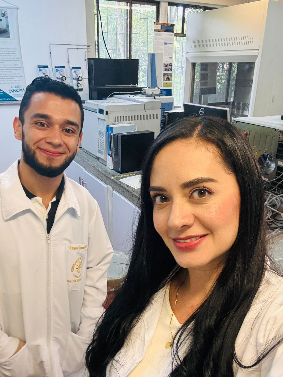 En la U de Caldas inventan bioplástico con cáscara de naranja Valencia. Alternativa renovable a los plásticos convencionales. En la imagen se observa a dos de los investigadores que participan en este proyecto.