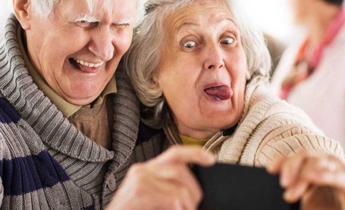 Investigación pionera sobre inclusión digital y social del adulto mayor avanza en la Universidad de Caldas. En la imagen se observa una pareja de adultos mayores haciendo caras en una selfie.