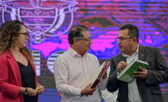Gobierno Nacional realizará proyectos por cerca de 100 mil millones de pesos en la Universidad de Caldas. Presidencia da luz verde para la nueva Facultad de Inteligencia Artificial, la Sede en Anserma y las residencias estudiantiles en la Dorada. En la imagen se observa al rector de la U. de Caldas y la delegada de Presidencia, entregándole la placa de reconocimiento al primer mandatario.