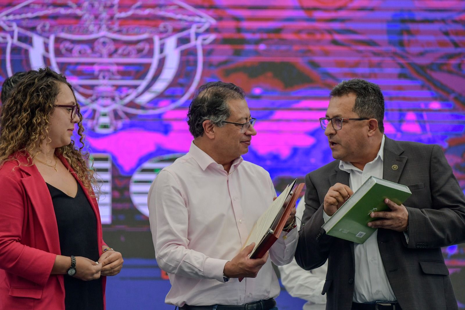 Gobierno Nacional realizará proyectos por cerca de 100 mil millones de pesos en la Universidad de Caldas. Presidencia da luz verde para la nueva Facultad de Inteligencia Artificial, la Sede en Anserma y las residencias estudiantiles en la Dorada. En la imagen se observa al rector de la U. de Caldas y la delegada de Presidencia, entregándole la placa de reconocimiento al primer mandatario.