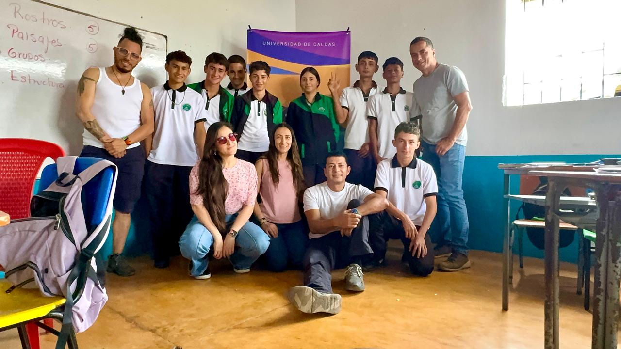 Proyecto de investigación de la U. de Caldas construye caminos de paz en los territorios. En la imagen se ve un grupo de estudiantes y profesores en el aula.